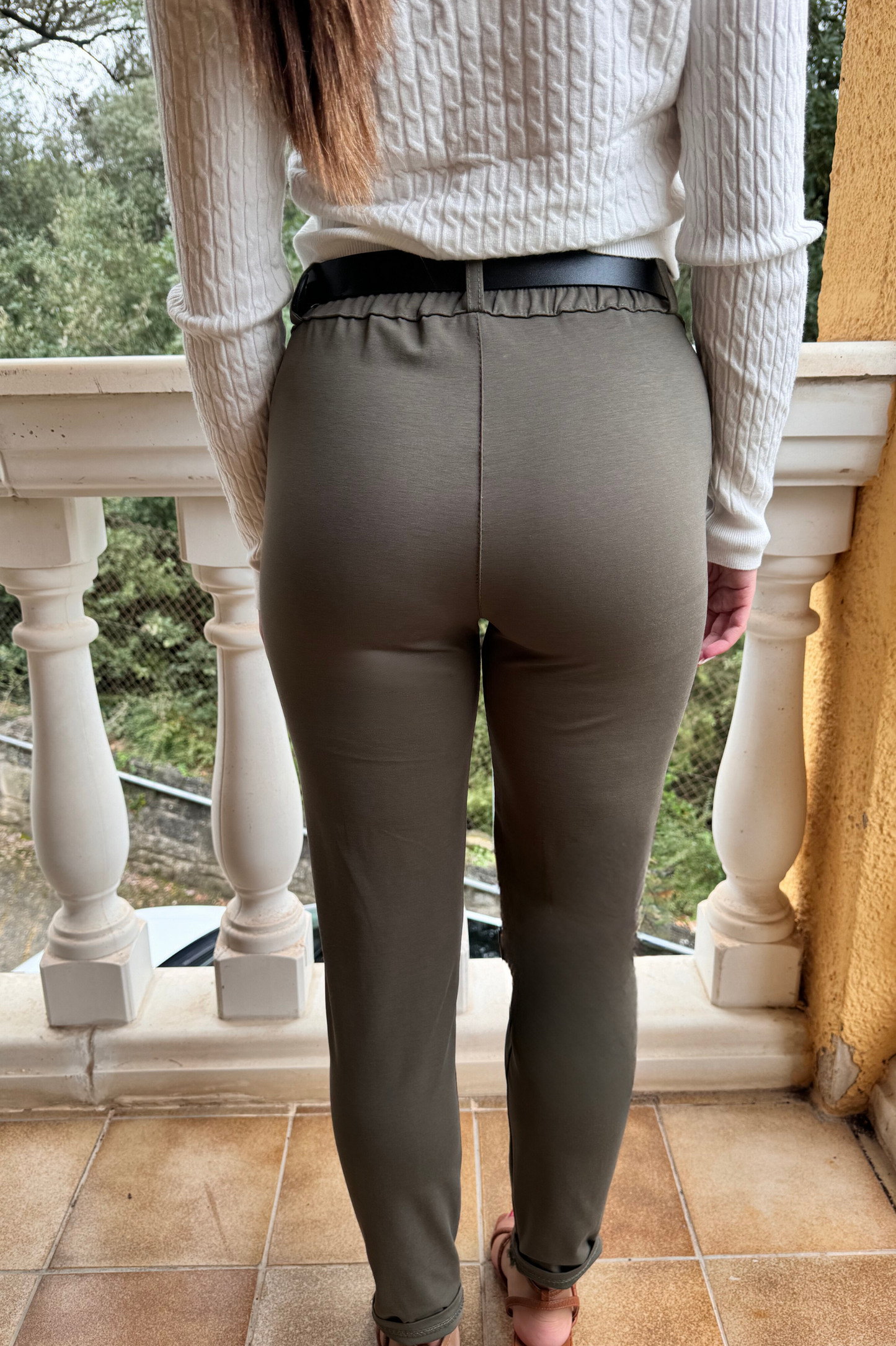 Pantalón recto con cinturón